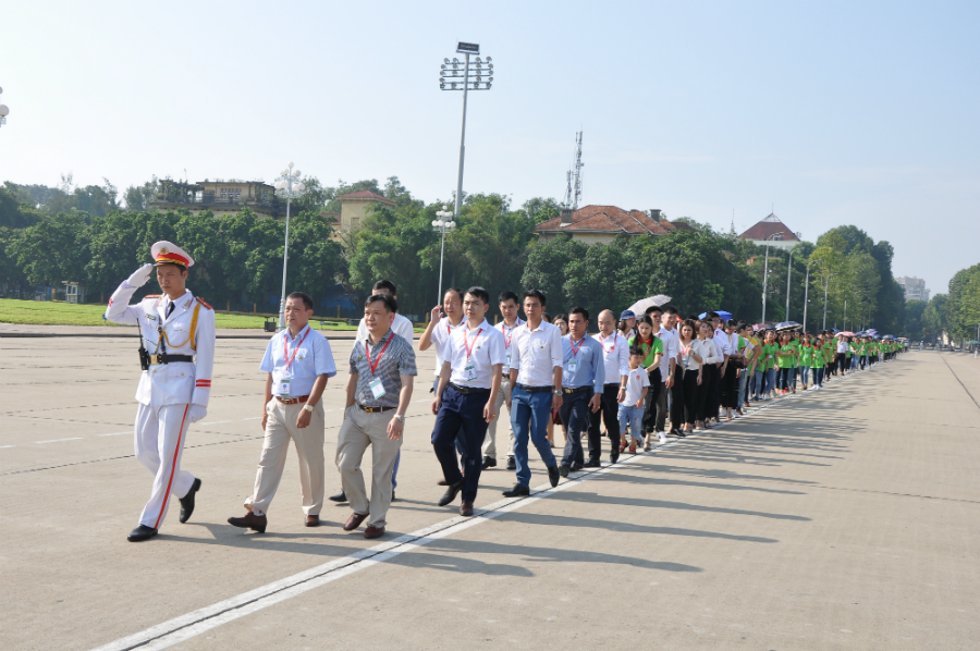 1.000 sinh viên Trường CĐ Công Thương Việt Nam dâng hương viếng Lăng Chủ tịch Hồ Chí Minh và Văn Miếu Quốc Tử Giám