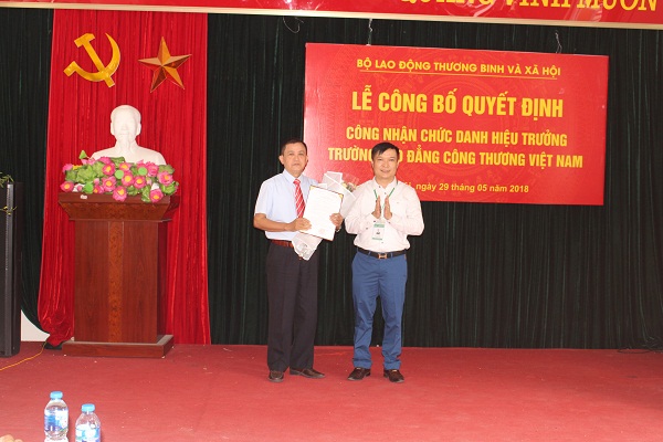 Trường Cao Đẳng Công thương Việt Nam chào mừng tân hiệu trưởng